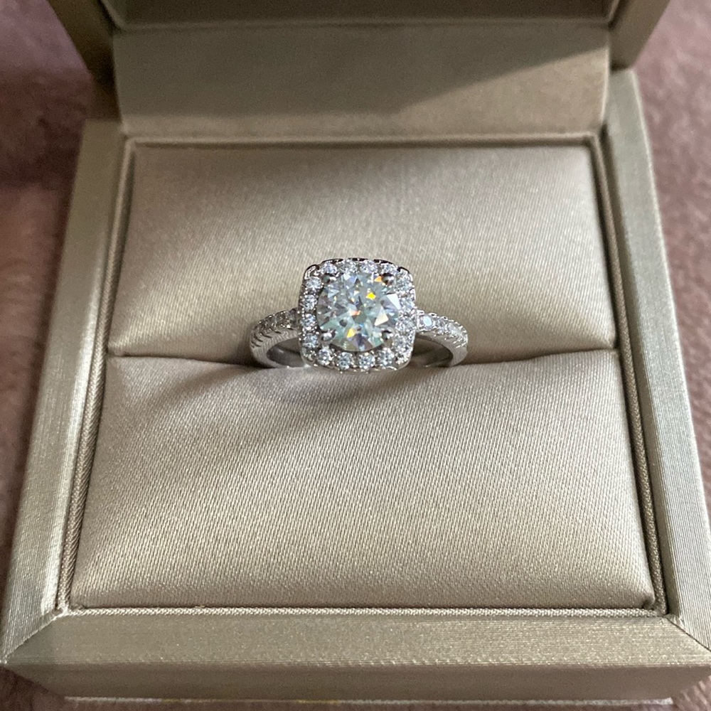 Beautiful 1 ct Moissanite Diamond ring